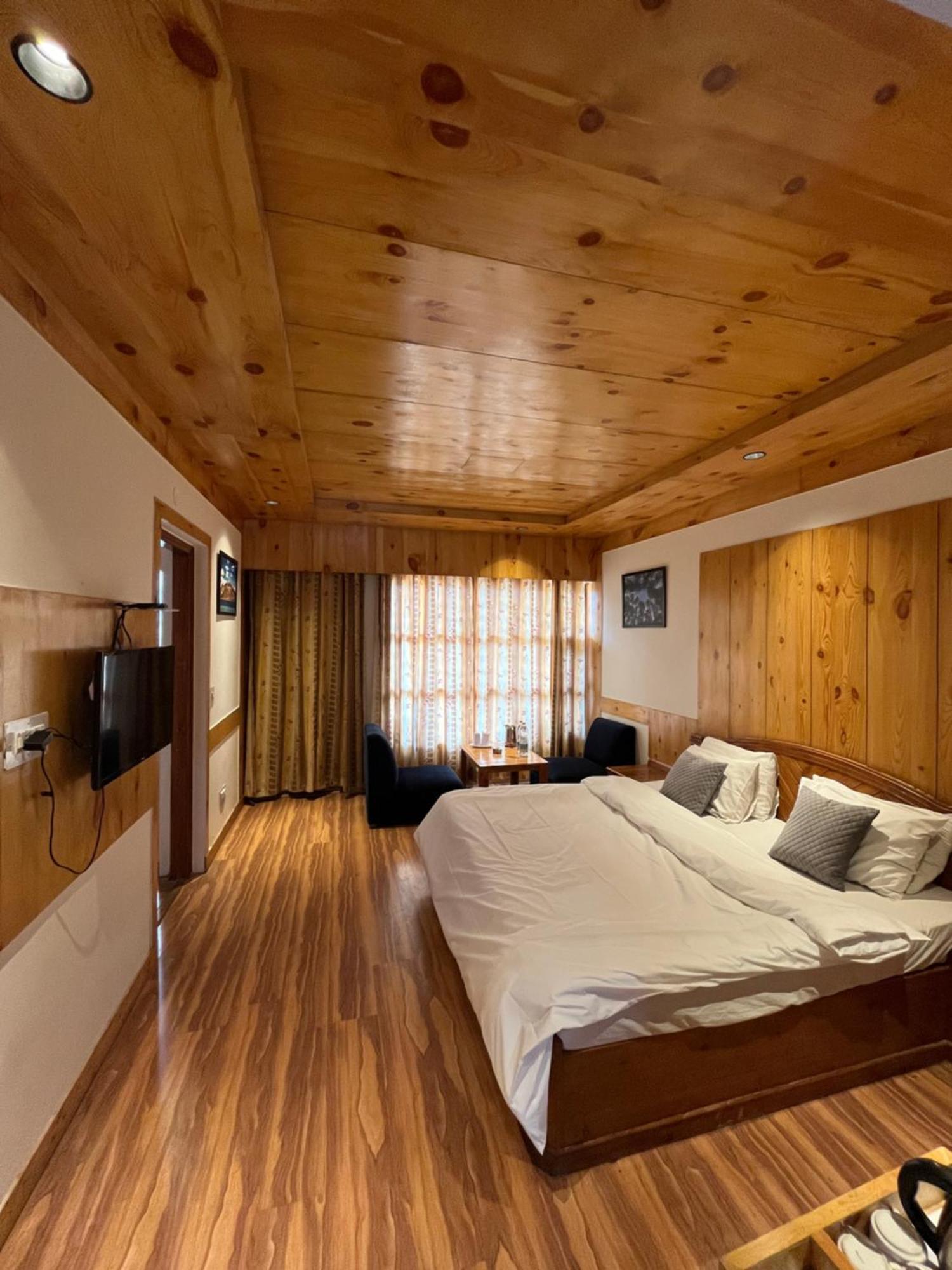 The Conifer Hotel Manali  Ngoại thất bức ảnh