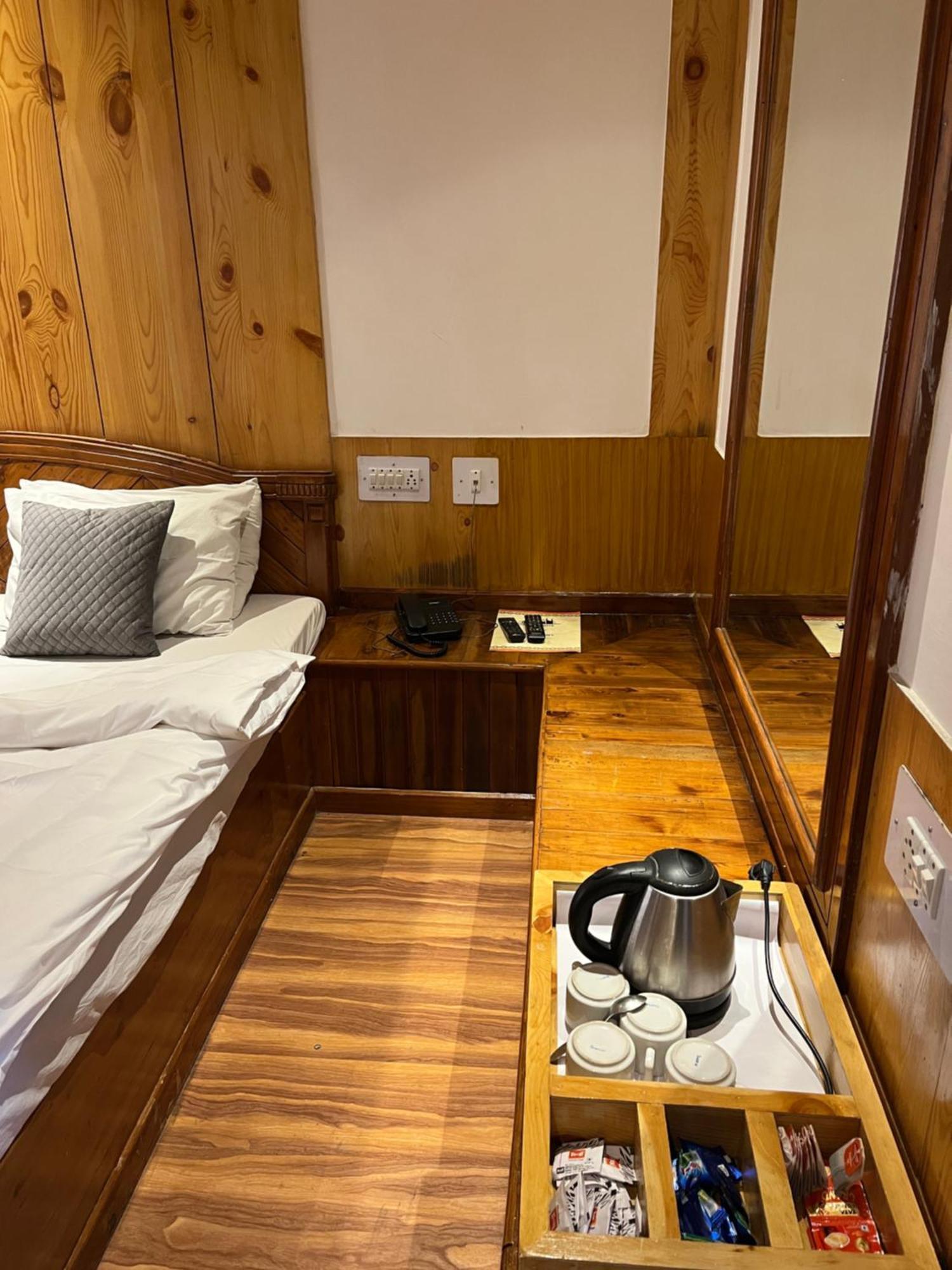 The Conifer Hotel Manali  Ngoại thất bức ảnh